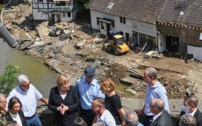 MERKEL VISITA ÁREAS DEVASTADAS PELA ENCHENTE